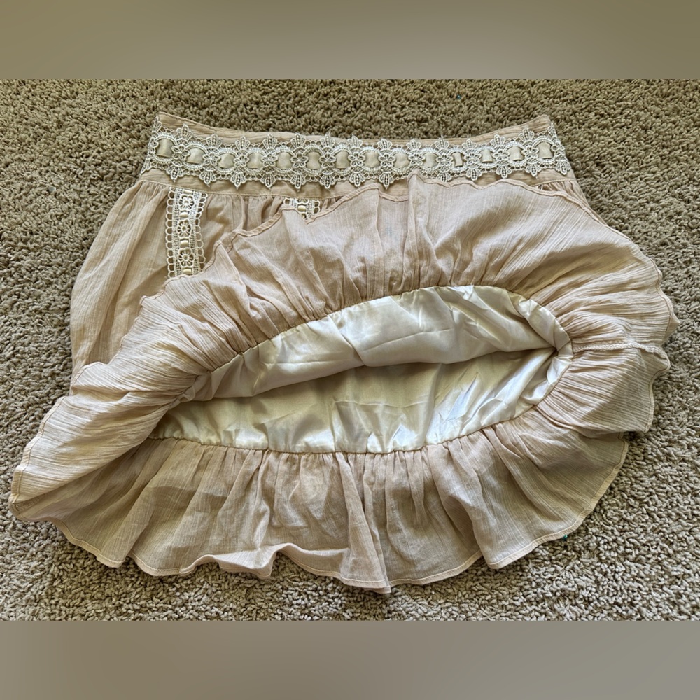 Elegant Cream Mini Skirt with Lace Detailing - Picture 4 of 11